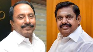 எடப்பாடி குறித்த கேள்வி.. சிரித்துக் கொண்டே நழுவிய செங்கோட்டையன்