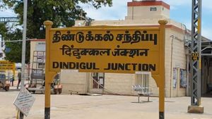 டமார்.. திண்டுக்கல்லை திணற வைத்த வெடி சத்தம்! அதிகாரிகள் காது மட்டும் கேட்காதா? கொதிக்கும் மக்கள்! 