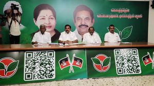 அசிங்கப்படுத்திய எடப்பாடி? செங்கலை உருவும் செங்கோட்டையன்! எஸ்பி வேலுமணி வீட்டு விசேஷத்தில் இப்படியா? 
