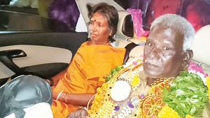 கோவை அருகே பணி ஓய்வு பெற்ற தூய்மை பணியாளரை நெகிழ வைத்த அன்னூர் பேரூராட்சி தலைவர்  