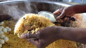 கோவையில் பூச்சி இருப்பதாக சண்டை.. பதிலுக்கு 10 பிரியாணி வாங்கிய ஐடி ஊழியர்கள்.. கடைசியில் ட்விஸ்ட் 