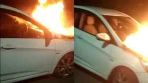 கோவை அவிநாசி சாலையில் பற்றி எரிந்த சொகுசு கார்.. உயிர் தப்பிய ஐடி ஊழியர்கள்