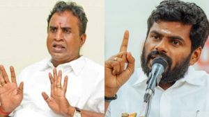 எஸ்பி வேலுமணி வீட்டு திருமணம்.. அண்ணாமலையை சிரித்த முகத்துடன் கைகுலுக்கி வரவேற்ற அதிமுக நிர்வாகிகள்! 