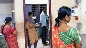 கோடியில் சொத்து.. சார்பதிவாளர் திண்டுக்கல் சாந்திக்கு சிக்கல்.. மகன், மருமகள் மீதும் கோவை போலீஸ் வழக்கு
