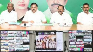 திமுக அமைச்சர்களுடன் அண்டர்டேபிள் டீலிங்..அதிமுக ’மாஜியை’ வெளுத்தெடுத்த எடப்பாடி! அடுத்து ஆக்சனாம்!