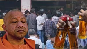 அரசு மதுக்கடைகளில் குஷியில் குடிமகன்கள்.. பாட்டிலுக்கு 1 பீர் இலவசம்.. உ.பி. டூ டெல்லி வரை 