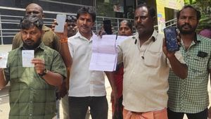 திருப்பூரில் பலரது வங்கி கணக்கில் பணம்  திடீரென மாயம்.. முற்றுகையிட்ட  மக்களுக்கு பெரிய ட்விஸ்ட் 