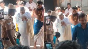 கோவிலில் ஆசி வாங்க காலில் விழுந்த பெண்.. பார்த்ததும் இளையராஜா கொடுத்த ரியாக்ஷன்.. என்ன நடந்தது?