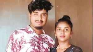 கிருஷ்ணகிரியில்  ஜனனி பூட்டிய அறையில் இருந்த கோலம்..  கனவுகளை தொலைத்த காதல் தம்பதி 