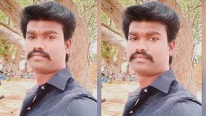 தூத்துக்குடி அருகே பெட்ரோல் பங்க் மேனேஜர் வெட்டி கொலை.. விபத்து போல சித்தரிக்க முயன்ற கும்பல்.. ஷாக்