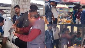 ஒகேனக்கலில் உவ்வே.. சட்டியில் கருப்பா கொழ கொழன்னு! ஆடிப் போன அதிகாரிகள்.. பாவம்யா நம்ம டூரிஸ்ட்ஸ்! 