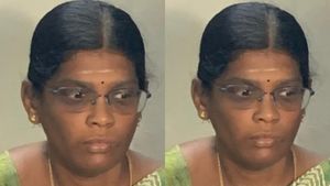 திருப்பூர் மைதிலி.. போயும் போயும் ரூ.2000 ஆசைப்பட்டு.. இப்ப வி.ஏ.ஓ ரேவதியும்.. பல்லிளிக்குது பல்லடம்
