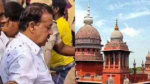 அமைச்சர் பொன்முடி மீது சேறு வீசிய நபரின் ஜாமீன் மனு.. தீர்ப்பை ஒத்தி வைத்தது சென்னை ஐகோர்ட்!