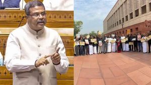 மன்னிப்பு கேள்.. தர்மேந்திர பிரதானுக்கு எதிராக திமுக எம்பிக்கள் போராட்டம்.. அதிர்ந்த  நாடாளுமன்றம்