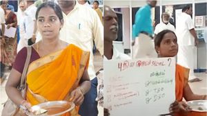 பெரம்பலூர் கலெக்டர் ஆபீசில் திடீரென பிச்சை எடுத்த முத்தமிழ்ச்செல்வி.. ஆடிப்போன அதிகாரிகள் 