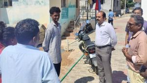  பள்ளிகளுக்கு செல்லாத மாணவர்களின் வீடுகளுக்கு சென்று கல்வியைத் தொடர அழைப்பு விடுத்த நெல்லை ஆட்சியர்!