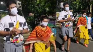 திருவண்ணாமலை கிரிவலம் வந்த சினேகா- பிரசன்னா! செருப்பு அணிந்து வந்ததால் சர்ச்சை!