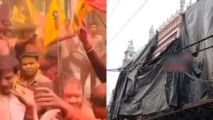 ஹோலி பண்டிகை.. உத்தர பிரதேசத்தில் உள்ள மசூதிகள் தார்ப்பாய்களை கொண்டு மூடல்! என்ன காரணம்? 