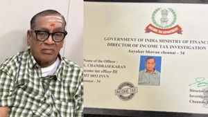 அரசியல் பிரமுகருக்கு நெருக்கமான தொழிலதிபரிடம் பணம் பறிக்க முயற்சி-போலி வருமானவரித்துறை அதிகாரி கைது! 