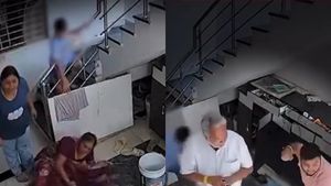 முதியோர் இல்லத்திற்கு செல்லாததால் ஆத்திரம்! மாமியாரின் தலைமுடியை  தரதரவென இழுத்து தள்ளிய மருமகள்!