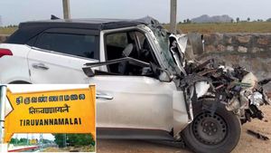 திருவண்ணாமலை அருகே காலையிலேயே சோகம்.. அரசு பஸ் கார் மோதி விபத்து.. 4 பேர் உயிரிழப்பு 