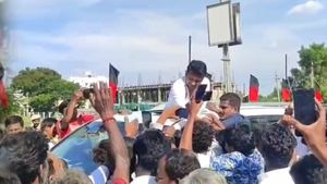 கோவை குலுங்குது.. ஒருபக்கம் விஜய்.. மறுபக்கம் உதயநிதி ஸ்டாலின்.. ஒரே நாளில் கொங்கு விசிட்!