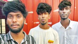  கோவை அருகே திருப்பூர் இளைஞர்கள் போலீஸ் ஸ்டேசனில் மீண்டும் ரீல்ஸ் சேட்டை.. மறக்க முடியாத பரிசு 