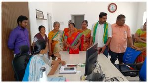 இதுதான் கோவை குசும்பு.. குப்பை எடுக்காத நகராட்சி ஆணையருக்கு குப்பையை பரிசாக தந்த மக்கள்