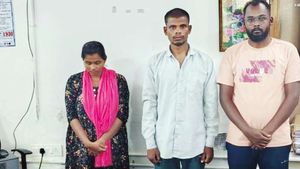  ஓசூர் வங்கி அதிகாரி நித்யாவுக்கு ஒரே எஸ்எம்எஸ்சில் வந்து விழுந்த 50 லட்சம்.. ஏமாந்த கோவை இளைஞர்
