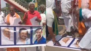 எம்புரான் படத்துக்கு எதிர்ப்பு-மோகன்லால், பிருத்விராஜ் படத்தை காலணிகளால் அடித்து போராடிய விவசாயிகள்! 