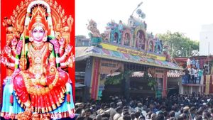 ஈரோட்டில் அரசு பள்ளி மாணவிகள் திருச்சியில் எப்படி? மாரியம்மன் கோயிலில் யார்னு பாருங்க! சபாஷ் போலீஸ்