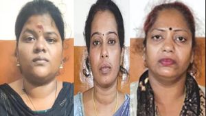 ஜாலிக்காக லாட்ஜில் ரூம் போட்ட புதுச்சேரி அரசு அதிகாரி.. அடுத்த நொடி டுவிஸ்ட்.. இப்படியுமா இருப்பாங்க