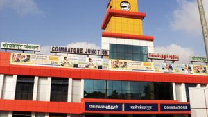 இப்படி கூடவா செய்வாங்க.. கோவை பெண் மீது சரமாரி தாக்குதல்.. அதிர்ச்சி வீடியோவால் 3 பேர் மீது வழக்கு