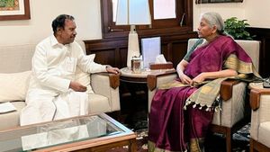 டெல்லியில் நடந்த முக்கிய மீட்டிங்.. நிர்மலா சீதாராமன் உடன் அதிமுக எம்.பி தம்பிதுரை திடீர் சந்திப்பு!