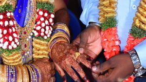 கர்நாடகாவில் இப்படியும் ஒரு பெண்ணா? கல்யாணமாகி 15 நாளில்.. மாப்பிள்ளைக்கு கிறுகிறுன்னு வந்துருச்சு