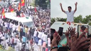 கோவையில் விஜய் ரசிகர்கள் அட்ராசிட்டி! கையோடு வந்த கேரவனின் கதவு! மாற்று வாகனத்தில் மாநாட்டு பயணம்