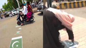 சாலையில் ஒட்டப்பட்ட பாகிஸ்தான் கொடி.. பார்த்ததும் கர்நாடக பெண்கள் செய்த செயல்.. பஜ்ரங்தள் கடுப்பு