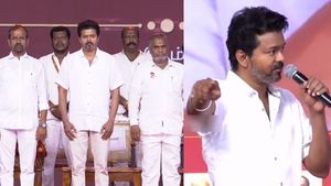 களம் ரெடியா இருக்கு! போய் கலக்குங்கள்! பூத் ஏஜென்டுகளுக்கு விஜய் அன்புக் கட்டளை