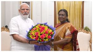 டெல்லி பரபர- ஜனாதிபதி- மோடி சந்திப்பு-  அமைச்சரவை கூட்டம் ரத்து- மூத்த அமைச்சர்கள் திடீர் ஆலோசனை!