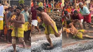 நெஞ்சே பதறுதே.. ஒரே ஒரு நொடி தான்! தீக்குண்டத்தில் கைக் குழந்தையுடன் விழுந்த பக்தர்.. பதறிய மக்கள்! 