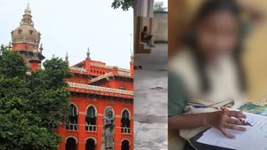 கோவை தனியார் பள்ளி மாணவியை படியில் அமர வைத்த விவகாரம்.. ஜாமீன் மனுவை பரிசீலிக்க ஐகோர்ட் உத்தரவு!