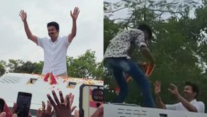 குலுங்கிய கோவை.. பவுன்சர்கள் தடுக்க தடுக்க.. வேனில் ஏறிக்கொண்டே இருந்த தொண்டர்கள்! திணறிப்போன விஜய்!