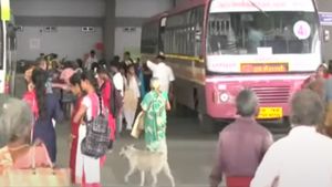 வல்லவன் காதல்..வயதை காரணம் காட்டிய கல்லூரி மாணவி! கத்தியால் கதை முடிக்க திட்டம்.. சில்லிட்ட சேலம்.!
