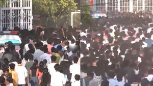 கேட்டை உடைத்துக்கொண்டு வந்த தவெக தொண்டர்கள்.. அதுவிடுங்க, விஜய் 2 சர்ப்ரைஸ்.. கோவையே பிஸியாயிருச்சு