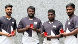 பவன் கல்யாண் மகன் உட்பட 22 பேரை காப்பாற்றிய தமிழக இளைஞர்களுக்கு சிங்கப்பூர் பரிசு 
