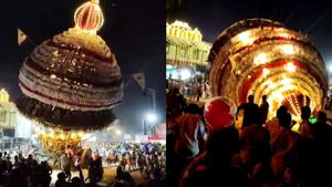 அசைந்து அசைந்து வந்த பிரமாண்ட தேர்.. ஒரு நொடியில் கவிழ்ந்ததால் அலறியடித்து ஓடிய மக்கள்.. பரபரப்பு
