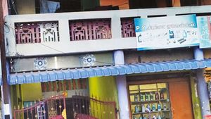 தஞ்சை அரசு பள்ளி ஆசிரியை செய்த சின்ன தவறு.. 60 பவுன் தங்க நகைகள் மாயம்.. பத்திரம் எடுத்த போது மர்மம்