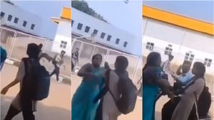 பிரபல கல்லூரியில் ஆசிரியையை செருப்பால் அடித்த மாணவி.. செல்போனுக்காக செய்யும் அசிங்கத்தை பாருங்க 