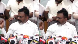 பேஜ் டூ பேஜ் போகாதுண்ணே! பேஸ்புக் லைவ் கூட போட தெரியாதா? விசிக நிர்வாகியிடம் திருமாவளவன் டென்ஷன்