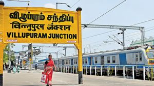 அனைத்து கடைகள், நிறுவனங்களின் பெயர் பலகைகளிலும் தமிழ் கட்டாயம்.. மாவட்ட ஆட்சியர்கள் உத்தரவு!
